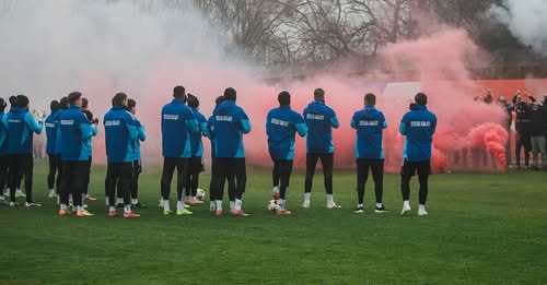 Antrenorul Laszlo Balint coordonând primul antrenament al echipei Oțelul Galați pe terenul stadionului pentru Superliga România. | sursa foto: News.ro