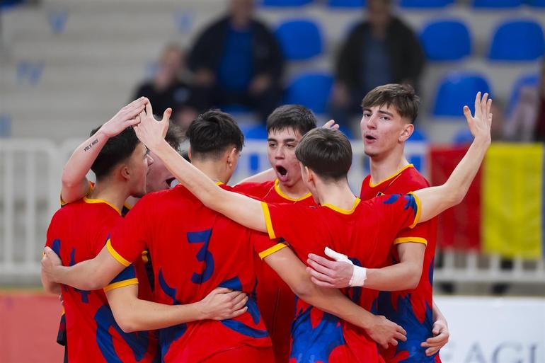 Jucători ai naționalei României de volei masculin under 18 în acțiune în meci decisiv din preliminarii Campionat European 2026 | sursa foto: News.ro
