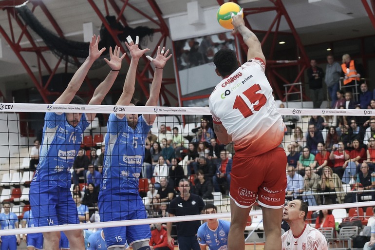 Jucători Dinamo Bucureşti volei sărbătorind victoria în meciul din CEV Cup contra echipei Lokomotiv Plovdiv pe teren advers. | sursa foto: News.ro