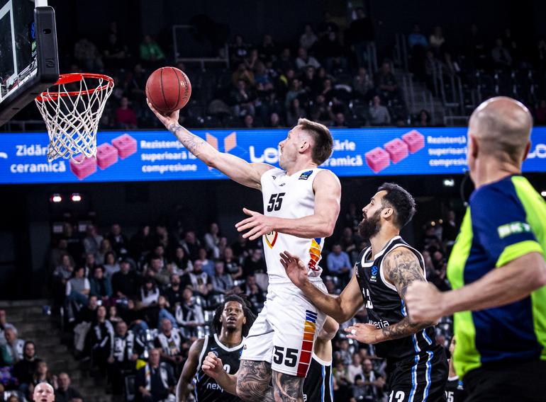 Jucători U BT Cluj în acțiune pe teren propriu în meciul din BKT EuroCup contra Towers Hamburg, cu public în tribune. | sursa foto: News.ro