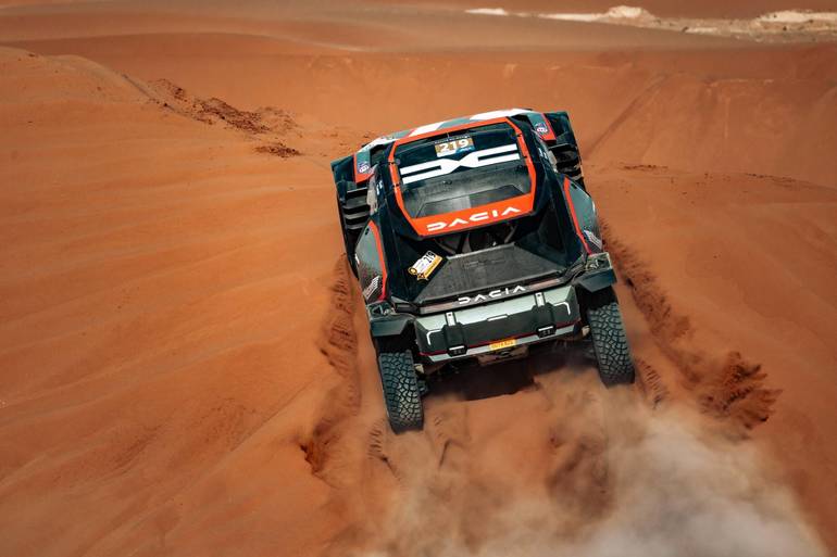 Nasser Al Attiyah și copilotul Fabian Lurquin sărbătorind prima victorie Dacia la Raliul Dakar după șase titluri câștigate de pilot. | sursa foto: News.ro
