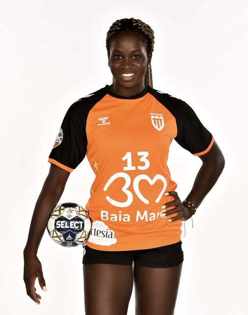 Maria Gomes da Costa în echipamentul CS Minaur Baia Mare, pregătită să arunce mingea în timpul unui meci de handbal feminin. | sursa foto: News.ro
