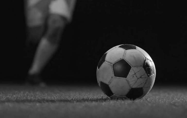 Jucători și oficiali în picioare țin un moment de reculegere în Superliga pentru suporterii PAOK Salonic victime ale accidentului rutier Lugojel | sursa foto: News.ro