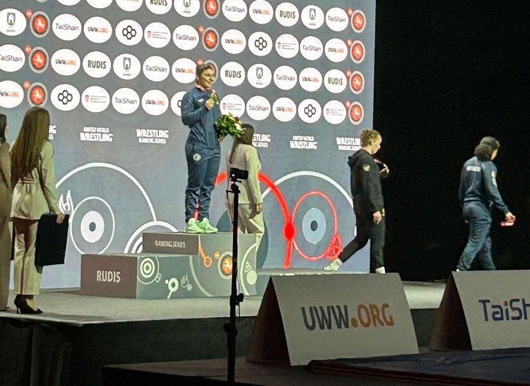 Alexandra Anghel în luptă la categoria 76 kg, ridicând brațul în semn de victorie la Ranking Series Zagreb, medalii lupte România. | sursa foto: News.ro