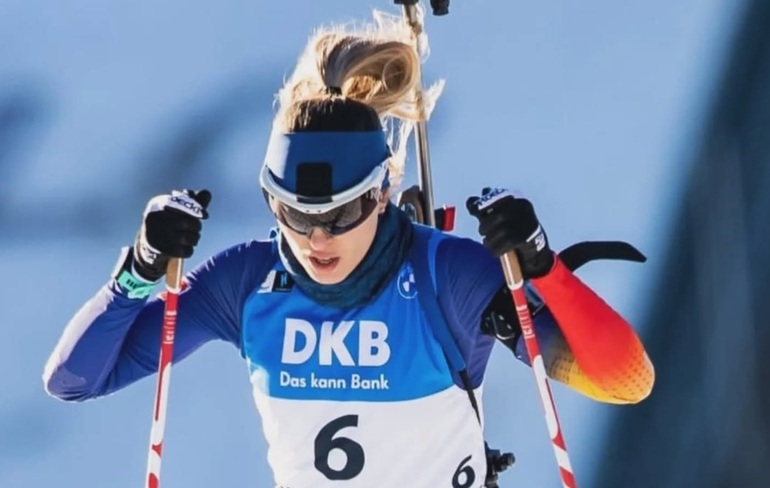 Julia Simon în echipament de biatlon, schiind pe traseul de 15 km la JO iarnă biatlon, cu Anastasia Tolmacheva în fundal pe poziția 72 | sursa foto: News.ro