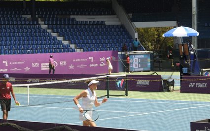 Tenis: Jucătoarele au alergat să se adăpostească după ce albinele au invadat terenul din Bengaluru, la un turneu ITF la care participă şi o româncă - VIDEO