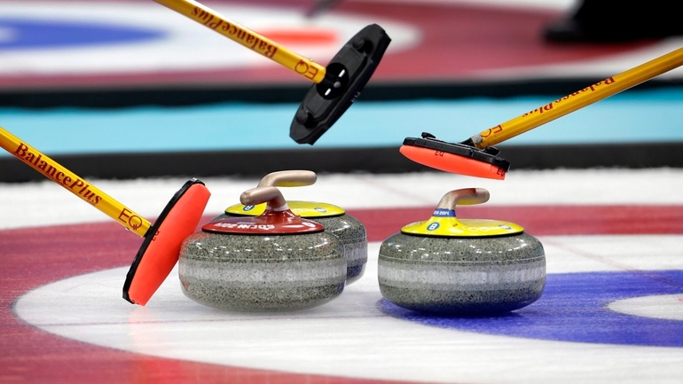 Echipa canadiană de curling masculin sărbătorind câștigarea medaliei de aur la JO, în ciuda controverselor din Canada legate de joc și tactici. | sursa foto: News.ro