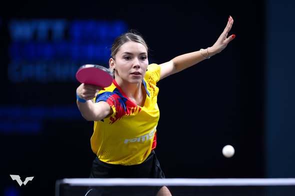 Bernadette Szocs în acțiune la masa de tenis de masă simplu în timpul meciului de la Singapore Smash 2026, concentrată și pregătită să lovească mingea. | sursa foto: News.ro