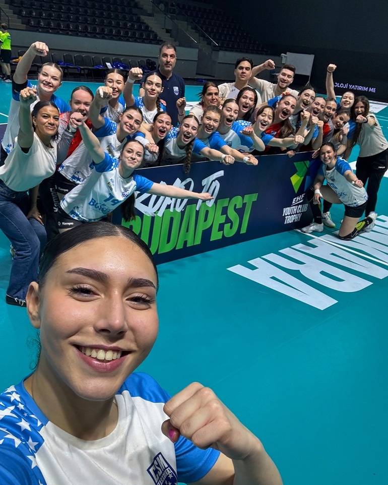 Jucătoare handbal feminin U17 de la CSM Bucureşti în acțiune în meciul decisiv din Turneul F4 EHF Youth Club Trophy la Budapesta | sursa foto: News.ro