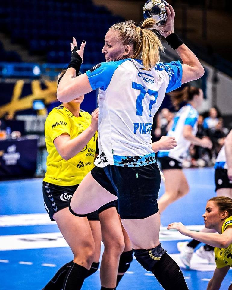 Crina Pintea oferind declarații după semifinala pierdută de CSM București handbal în Liga Campionilor handbal la Turneul Final Four. | sursa foto: News.ro