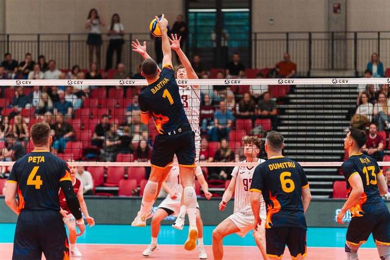 Jucători de volei masculin România sărbătorind victoria cu 3-0 în European League 2026, aproape de calificare semifinale. | sursa foto: News.ro Jucători de volei masculin România sărbătorind victoria cu 3-0 în European League 2026, aproape de calificare semifinale. | sursa foto: News.ro