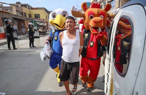 Deghizaţi în mascotele oficiale de la CM, poliţiştii din Peru au arestat un traficant de droguri