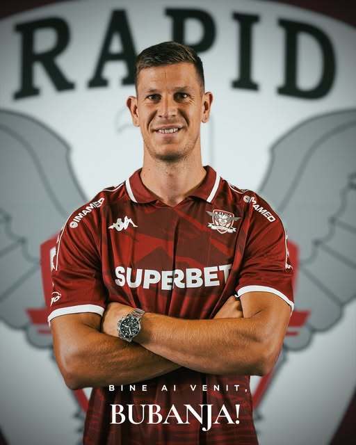 Vladan Bubanja, mijlocaș defensiv la FC Rapid, în tricoul echipei pe terenul de fotbal în timpul unui meci oficial | sursa foto: News.ro