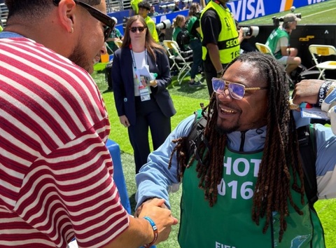 O reconversie surprinzătoare: Marshawn Lynch, fost star din NFL, este acreditat ca fotograf la Cupa Mondială din 2026
