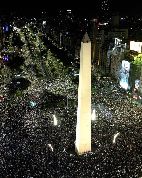 Zeci de mii de suporteri argentinieni au sărbătorit la Buenos Aires calificarea echipei lor finala Cupei Mondiale - VIDEO