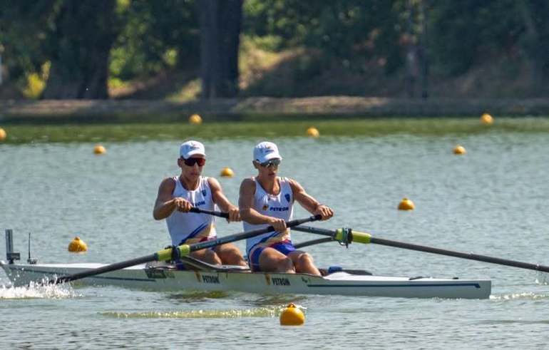 Echipajele României la canotaj Under19 sărbătorind medalii aur la dublu rame și patru rame, plus bronz la dublu vâsle feminin. | sursa foto: News.ro Echipajele României la canotaj Under19 sărbătorind medalii aur la dublu rame și patru rame, plus bronz la dublu vâsle feminin. | sursa foto: News.ro