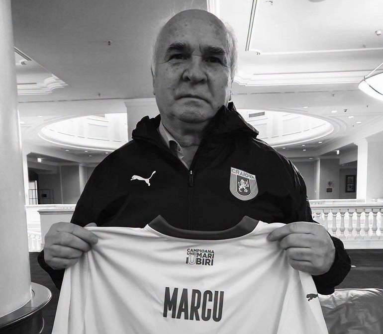 Jucători și oficiali în picioare țin un moment de reculegere pentru Dumitru Marcu la meciul Universitatea Craiova din Superligă. | sursa foto: News.ro Jucători și oficiali în picioare țin un moment de reculegere pentru Dumitru Marcu la meciul Universitatea Craiova din Superligă. | sursa foto: News.ro