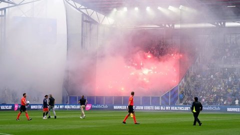 Suporterii au suferit arsuri provocate de artificii şi leziuni la ochi, la un meci în Eredivisie - VIDEO