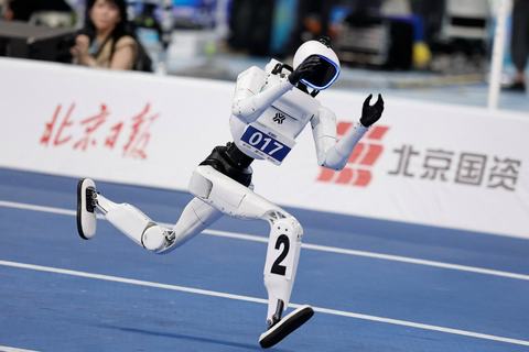 Robotul umanoid Tiangong a doborât din nou recordul lui Bolt: A alergat 100 de metri în mai puţin de 9 secunde - VIDEO
