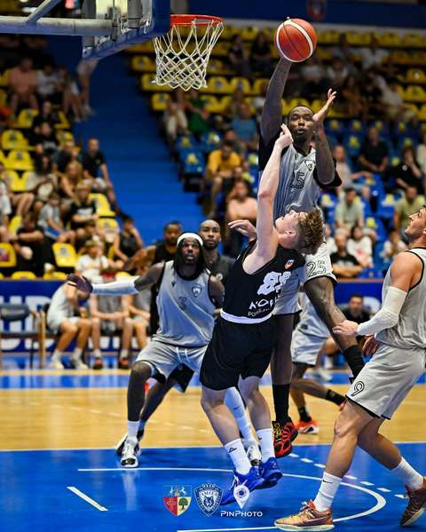 Baschet masculin: CS Vâlcea - U BT Cluj, scor 96-93, în al doilea meci amical