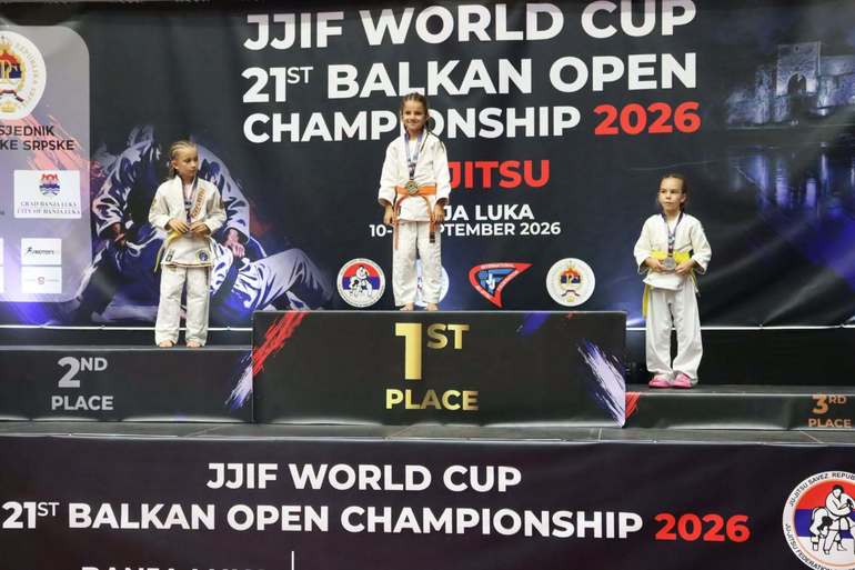 Sportivi români în echipament de arte marțiale România ridicând medalii Banja Luka la Balkan Open Championship în sala de competiții | sursa foto: News.ro