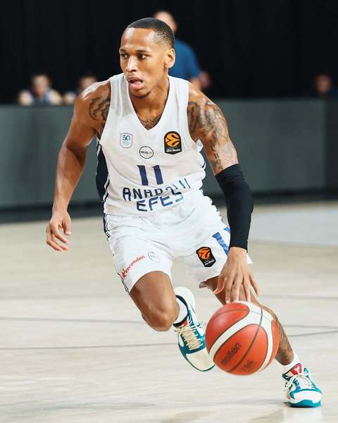 Baschet masculin: Anadolu Efes Istanbul - U BT Cluj, scor 87-69, în meci amical la Gloria Cup, de la Istanbul