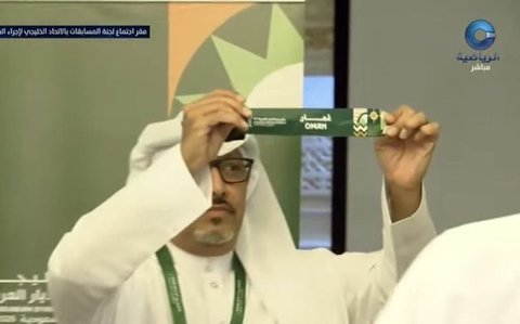Cupa Golfului: Crezând că echipa sa este calificată în semifinale prin clasamentul fair-play, un fundaş din Oman şi-a dat tricoul jos după ce a marcat şi a primit cartonaşul galben - VIDEO