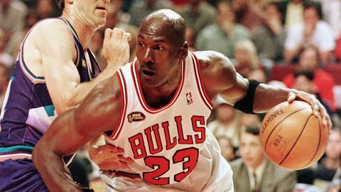 Un tricou purtat de Michael Jordan din sezonul „Last Dance”, vândut pentru suma record de 12,26 milioane de dolari