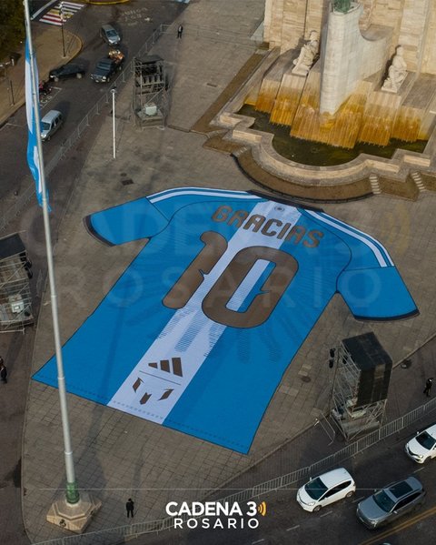 Un tricou uriaş instalat la Rosario ca omagiu adus lui Lionel Messi, înainte de ultimul său meci cu Argentina