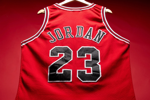 Baschet – NBA: Un tricou de joc al lui Michael Jordan a fost vândut cu 14 milioane de dolari