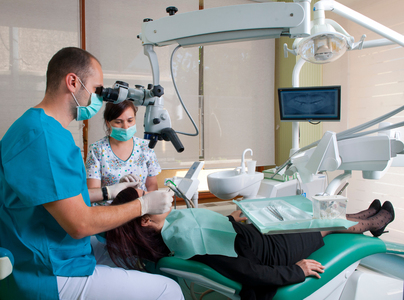 COMUNICAT DE PRESĂ: Avantajele folosirii microscopului în endodonţie - endodonţie la microscop