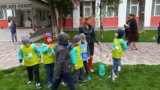 COMUNICAT DE PRESĂ: cora România plantează pomi fructiferi în şcoli în cadrul proiectului „Un pomişor pentru viitor”