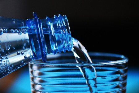 COMUNICAT DE PRESĂ: Te minţi singur cumpărând apă îmbuteliată! Află DE CE este mai bună apa de la robinet!