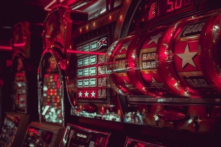 COMUNICAT DE PRESĂ: Jocurile de cazino: online VS fizic - care e opţiunea mai bună