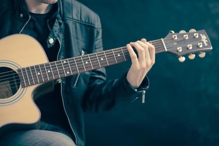 COMUNICAT DE PRESĂ: Câte tipuri de chitare există şi pentru ce deserveşte fiecare