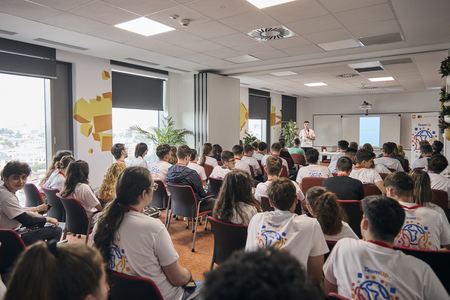 Zeci de elevi inovatori şi-au testat creativitatea şi spiritul antreprenorial la „TeamUp for Change"