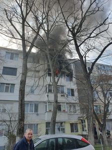 Galaţi: Un incendiu a izbucnit la un bloc / 12 persoane s-au autoevacuat, iar alte 12 au fost scoase de către pompieri