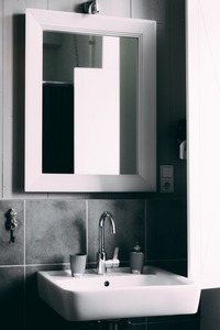 Avantajele de a amplasa oglinzi în baie