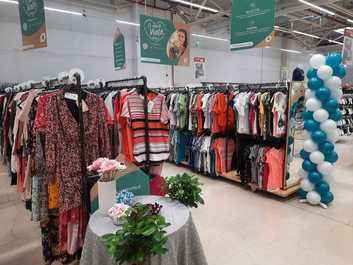 Auchan: la 5 ani de la lansarea primului shop O nouă viaţă, clienţii cumpără zilnic, în medie, 1.000 de articole vestimentare pre-purtate