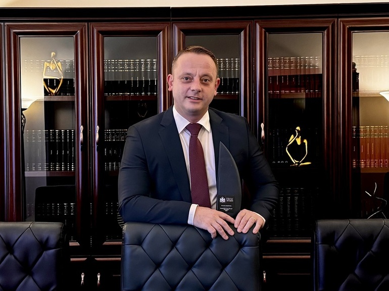 Avocat explicând antreprenorilor importanța consultanței juridice preventive pentru evitarea greșelilor juridice și litigiilor comerciale costisitoare | sursa foto: News.ro