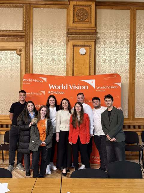 Sondaj World Vision România - Aproape un sfert dintre copiii şi adolescenţii consultaţi spun că adulţii îi ascultă rar sau aproape niciodată. Anxietatea şi presiunea şcolii, principalele probleme ale generaţiei lor