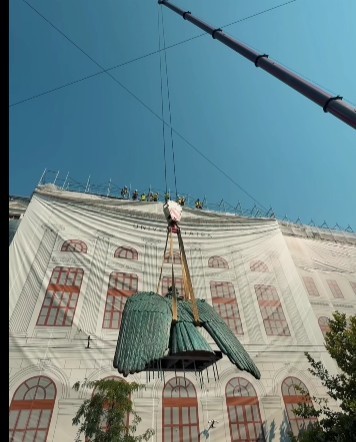 Moment istoric la Bucureşti – Vulturul şi cei doi grifoni care fuseseră distruşi în urma bombardamentelor din 1944, reamplasaţi pe Palatul Universităţii din Bucureşti / Ciprian Ciucu: Vor fi pentru generaţii aici, în inima Bucureştiului – VIDEO