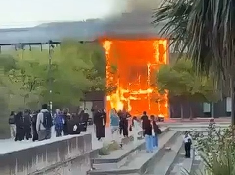 Incendiu impresionant la Liceul Nelson Mandela din Nantes, în marja contestării liceenilor francezi, care se extinde în campusuri universitare