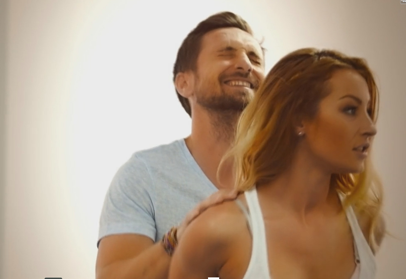 FLAVIA de la ”NEATZA” a făcut senzaţie la PREMIILE GOPO. Asistentei TV aproape că i-au ”explodat” silicoanele în corset