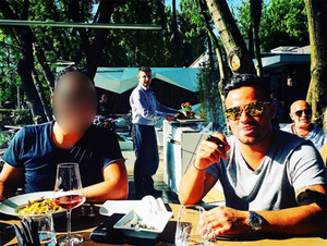 Ei sunt ”gemenii corsicani”, campioni la notele de plată din night-life-ul României! Plătesc săptămânal averi pentru distracţiile din cluburi, au mega-maşini şi s-au abonat la fetele din Brigada ”Secţia 19”