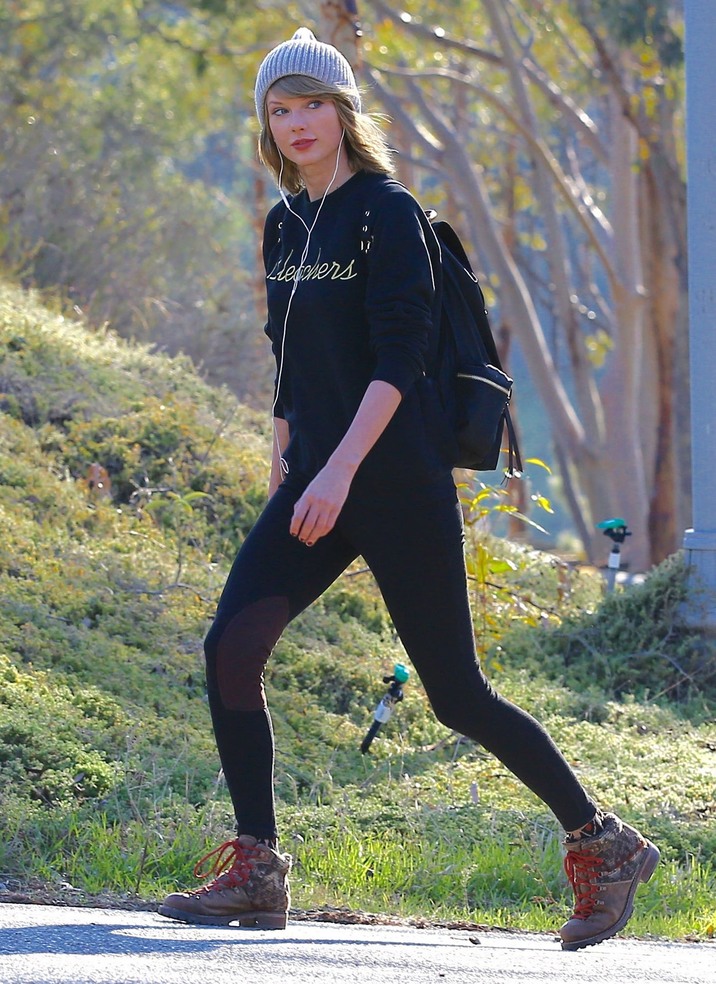 Picture Shows: Taylor Swift December 30, 2015 **Min £300 Web/Online Set Usage Fee** Singer Taylor Swift and her bodyguard go for a hike in Los Angeles, California. Taylor looked casual-cool in a Bleachers sweatshirt, grey beanie and black leggings. Andrew Hardwick, the high school crush who inspired Taylor's hit song 'Teardrops On My Guitar' was arrested over the weekend for alleged child abuse. Taylor and her representatives have declined to comment on the allegations. **Min £300 Web/Online Set Usage Fee** Exclusive - All Round UK RIGHTS ONLY Pictures by : FameFlynet UK © 2016 Tel : +44 (0)20 3551 5049 Email : info@fameflynet.uk.com