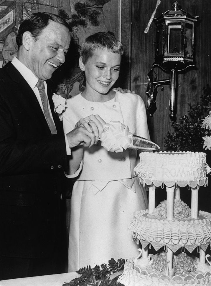 19th July 1966:  Singer Frank Sinatra and actress Mia Farrow cutting their wedding cake at Las Vegas.  (Photo by Keystone/Getty Images)