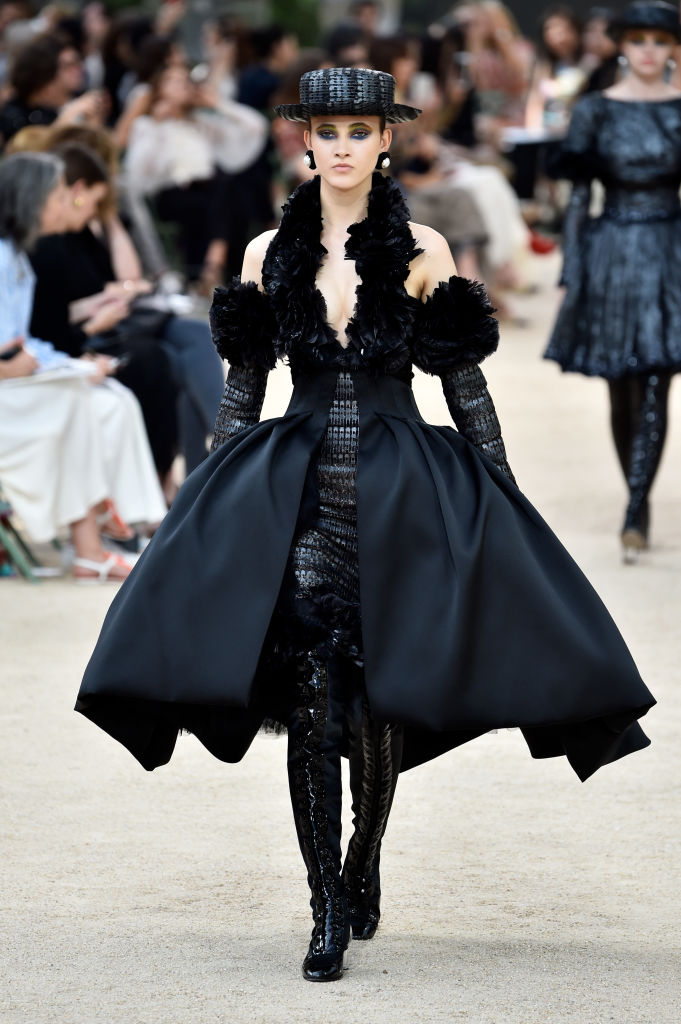 Almighty rear accumulate Uite cum s-au îmbrăcat vedetele la Chanel Haute Couture Show