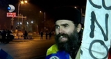 A treia noapte de proteste a fost pasnica! Un preot, in strada in haine bisericesti: "Am venit sa ma rog, in general, pentru exorcizarea politicii romanesti si pentru exorcizarea Guvernului"