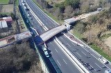 Un pod s-a prabusit pe autostrada. Bilant tragic: DOI MORTI, mai multi raniti